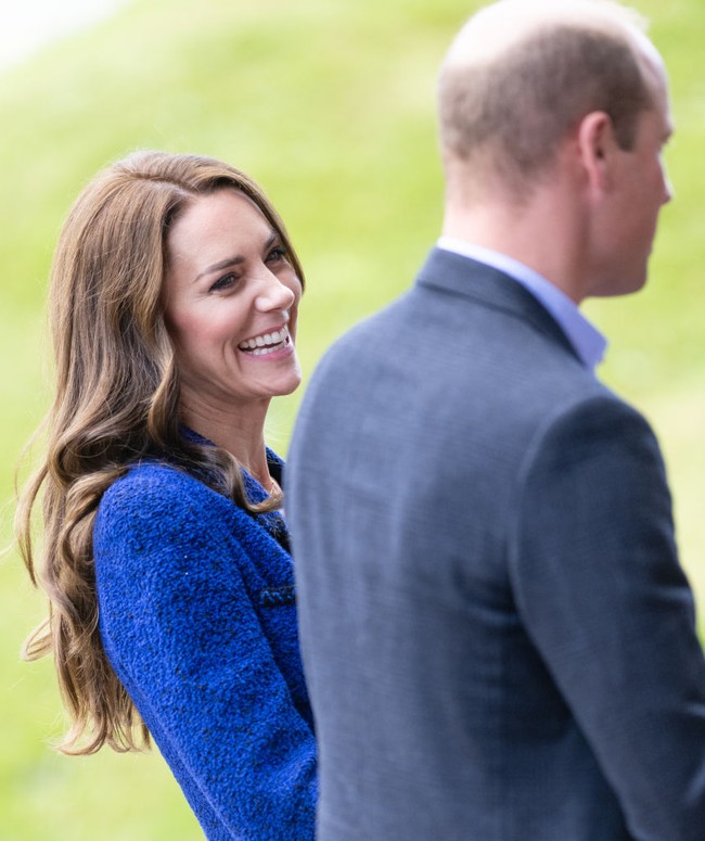 Dia tidak segan menunjukkan tawa lebarnya. Tampaknya Kate pun ingin membuat suasana menjadi lebih akrab dan hangat. Foto: do, Getty Images