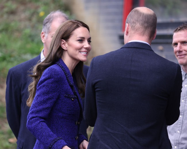 Putri dan Pangeran Wales itu jarang sekali terlihat menunjukkan kasih sama satu sama lain di depan umum. Namun di acara tersebut, Kate dengan lembut mengusap punggung Pangeran William. Foto: do, Getty Images