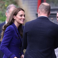Putri dan Pangeran Wales itu jarang sekali terlihat menunjukkan kasih sama satu sama lain di depan umum. Namun di acara tersebut, Kate dengan lembut mengusap punggung Pangeran William. Foto: do, Getty Images