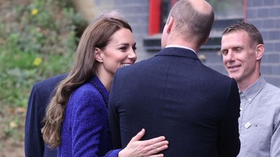 Foto: Kate Middleton Usap Punggung Pangeran William, Ini Arti Bahasa Tubuhnya