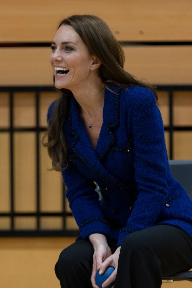 Dalam momen tersebut, Kate pun tampak menunjukkan keramahannya saat berbincang dengan staf di sana. Foto: do, Getty Images