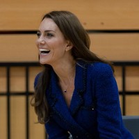 Dalam momen tersebut, Kate pun tampak menunjukkan keramahannya saat berbincang dengan staf di sana. Foto: do, Getty Images