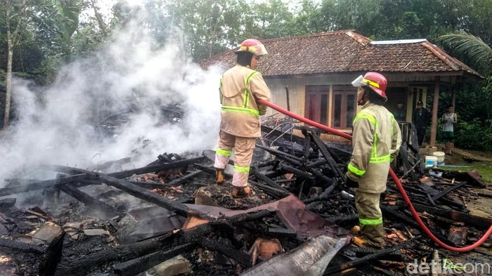 Kebakaran rumah di Sagaranten, Sukabumi
