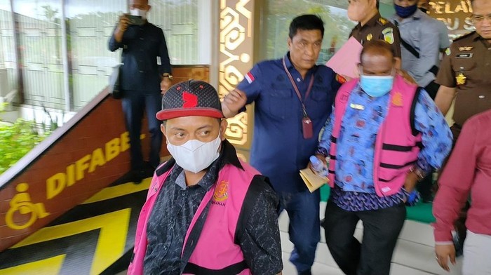 Kedua tersangka saat di gelandang ke Lapas Kelas II B Manokwari, Papua Barat.