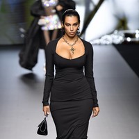 Inilah koleksi busana Dolce & Gabana Spring/Summer 2023 hasil kurasi kim Kardashian yang ditampilkan di Milan Fashion Week. Foto: Victor VIRGILE /Getty Images.