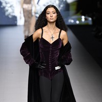 Inilah koleksi busana Dolce & Gabana Spring/Summer 2023 hasil kurasi kim Kardashian yang ditampilkan di Milan Fashion Week. Foto: Victor VIRGILE /Getty Images.