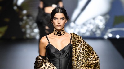10 Koleksi Dolce & Gabana Spring/Summer 2023 yang Dikurasi Kim Kardashian