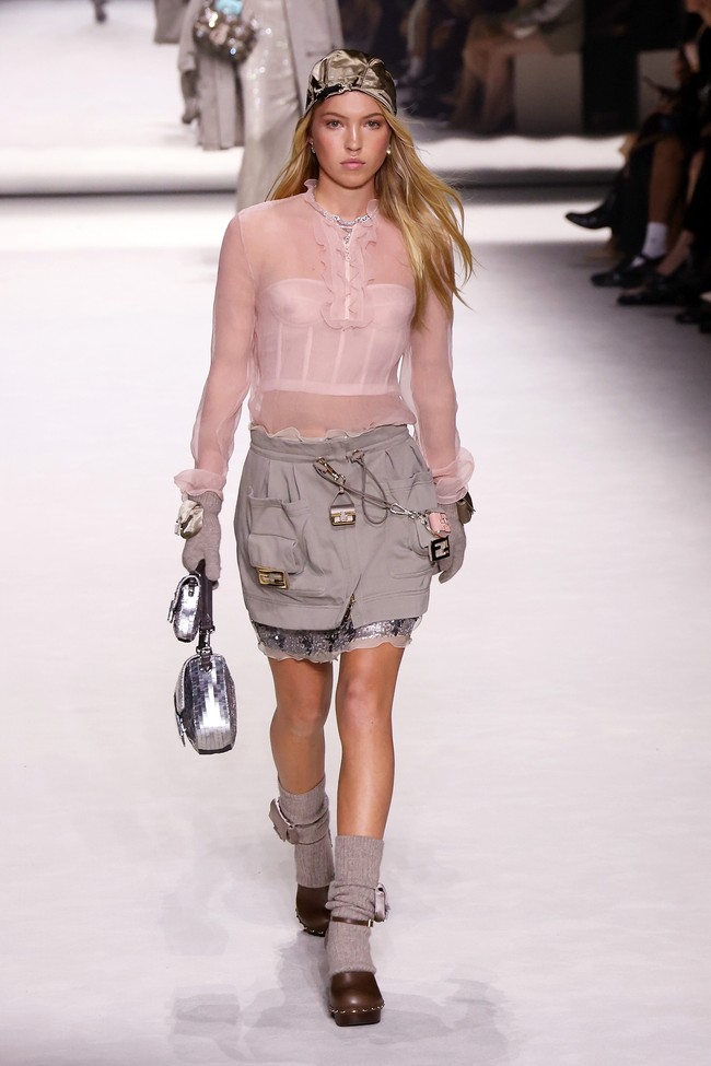 Koleksi terbaru Fendi Spring/Summer 2023 di Milan Fashion Week. Foto: Taylor Hill/Getty Images.