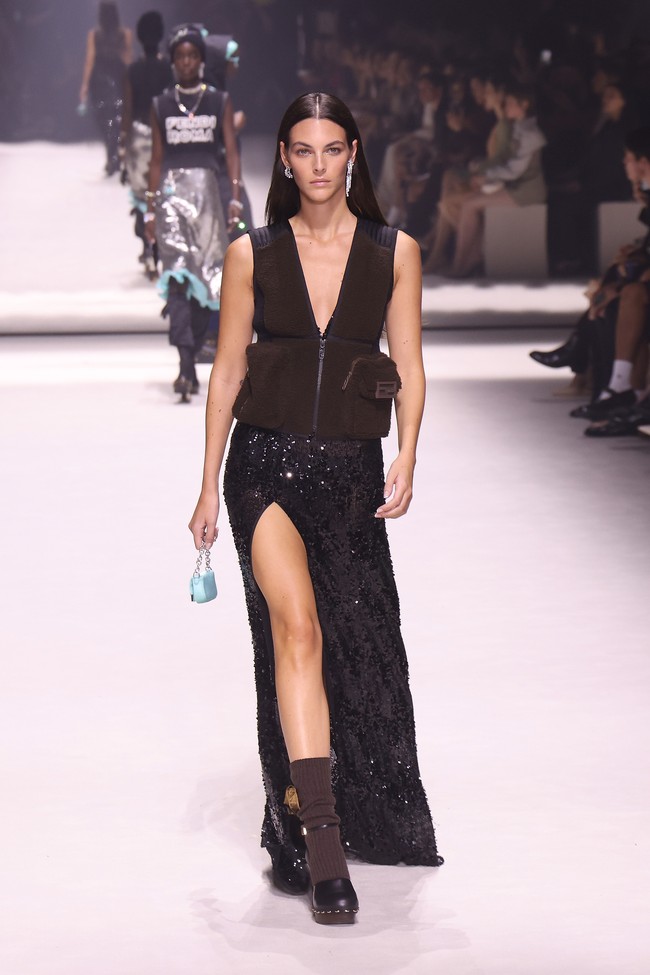 Koleksi terbaru Fendi Spring/Summer 2023 di Milan Fashion Week. Foto: Taylor Hill/Getty Images.