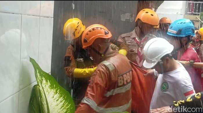 Korban tertimbun di longsor di Gang Barjo Kota Bogor kembali ditemukan tim SAR gabungan. Tim SAR masih mencari 1 korban lainnya. (M Sholihin/detikcom)