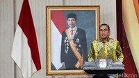 Ketua KPU Hasyim Asyari memberikan sambutan usai menerima Data Agregat Kependudukan per Kecamatan (DAK2) dari Kemendagri.