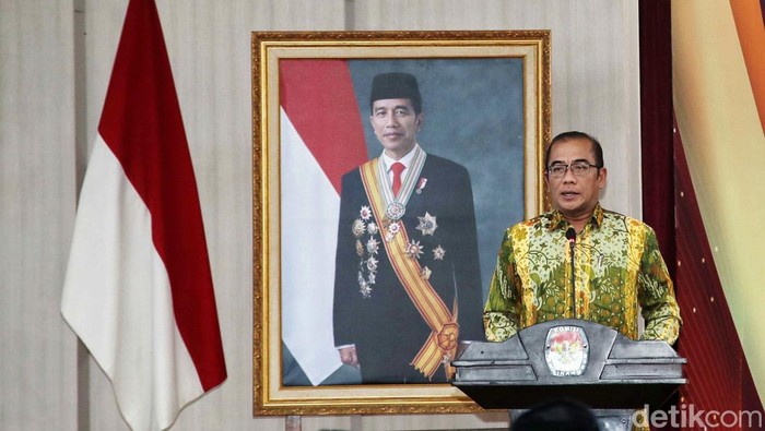 KPU Terima Data WNI untuk Pemilu dan Pilpres 2024 Ketua KPU Hasyim Asyari, Wakil Menteri Dalam Negeri John Wempi Wetipo, Dirjen Dukcapil Zudan Arif, Dirjen Protokol Konsuler Kementerian Luar Negeri Andy Rachmianto dan Sekjen KPU Bernard Dermawan melakukan Penyerahan Data Agregat Kependudukan per Kecamatan (DAK2) secara simbolis antara Kemendagri RI dan KPU, serta Penyerahan Rekapitulasi Data WNI secara Simbolis antara Kemenlu RI dan KPU di kawasan kantor Komisi Pemilihan Umum, Jakarta, Jumat (14/10/2022).