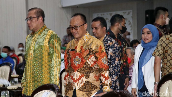 KPU Terima Data WNI untuk Pemilu dan Pilpres 2024 Ketua KPU Hasyim Asyari, Wakil Menteri Dalam Negeri John Wempi Wetipo, Dirjen Dukcapil Zudan Arif, Dirjen Protokol Konsuler Kementerian Luar Negeri Andy Rachmianto dan Sekjen KPU Bernard Dermawan melakukan Penyerahan Data Agregat Kependudukan per Kecamatan (DAK2) secara simbolis antara Kemendagri RI dan KPU, serta Penyerahan Rekapitulasi Data WNI secara Simbolis antara Kemenlu RI dan KPU di kawasan kantor Komisi Pemilihan Umum, Jakarta, Jumat (14/10/2022).