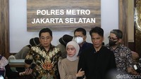 Lesti Kejora ditemani sang ayah, Endang dan kuasa hukumnya, Sandy Arifin. Foto: Palevi/detikHOT