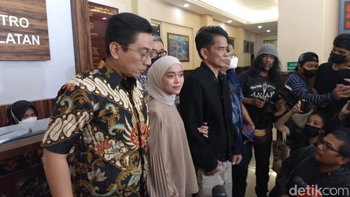 Lesti Kejora mencabut laporan polisi (LP) terkait dugaan KDRT yang dilakukan suaminya, Rizky Billar. Lesti buka suara soal keputusannya tersebut. (Wildan/detikcom)