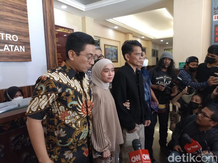 Lesti Kejora mencabut laporan polisi (LP) terkait dugaan KDRT yang dilakukan suaminya, Rizky Billar. Lesti buka suara soal keputusannya tersebut. (Wildan/detikcom)