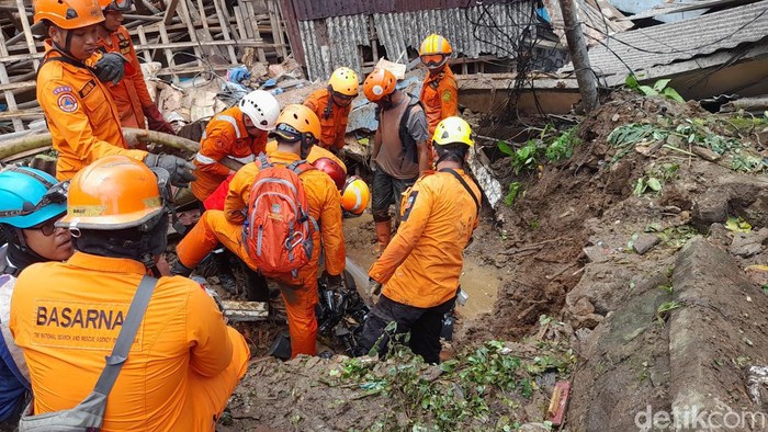 Longsor di Gang Barjo Bogor terjadi akibat guyuran hujan deras terus menerus. Bencana tersebut merusak beberapa rumah warga sekitar hingga memakan korban jiwa.