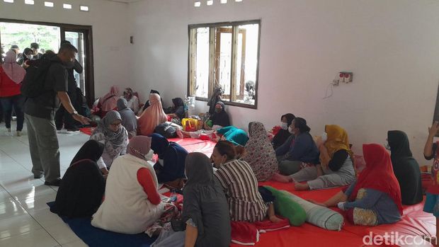 Longsor di Gang Barjo Bogor terjadi akibat guyuran hujan deras terus menerus. Bencana tersebut merusak beberapa rumah warga sekitar hingga memakan korban jiwa.