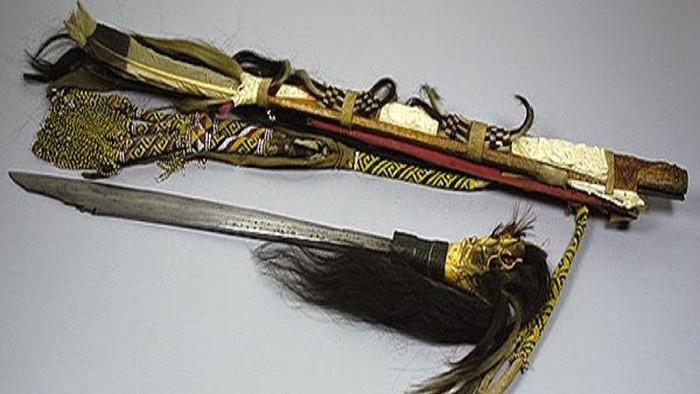 Mandau senjata tradisional suku Dayak di Kalimantan.