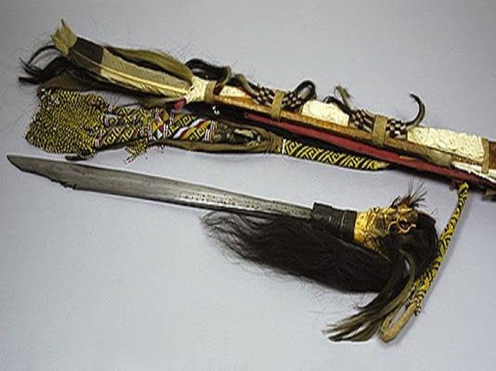 Mandau senjata tradisional suku Dayak di Kalimantan.