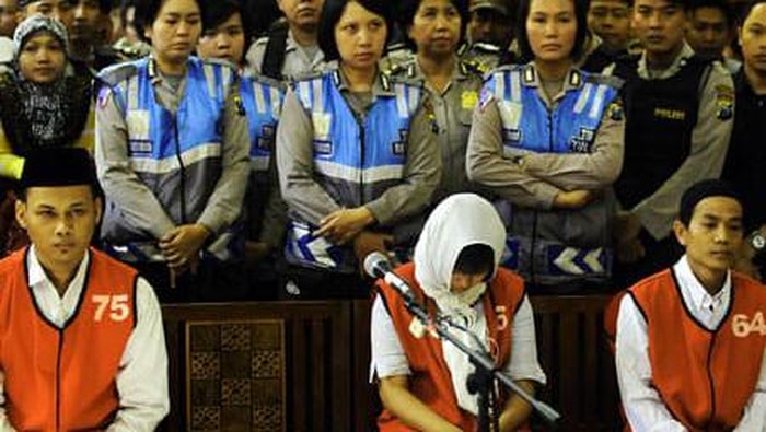 Margasani (kiri) Rieska Artika dan Ainur Rofiq, terdakwa pembunuhan M Baihaqi Fadli mahasiswa IAIN Surabaya