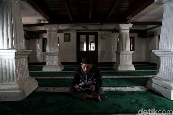 Bicara soal sejarah pendirian Masjid Al Alam, Kusnadi menjelaskan ada beberapa versi. Versi pertama adalah masjid yang dibangun dalam waktu singkat oleh para aulia. Foto: Pradita Utama/detikcom