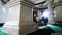 Masjid tertua di Jakarta terletak di Marunda, Cilincing, Jakarta Utara. Masjid ini punya sejarah panjang yang menarik. Masjid Al Alam Marunda atau kerap disebut Masjid Al Alam Marunda Si Pitung berdiri sejak abad ke-16. Foto: Pradita Utama/detikcom