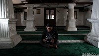 Bicara soal sejarah pendirian Masjid Al Alam, Kusnadi menjelaskan ada beberapa versi. Versi pertama adalah masjid yang dibangun dalam waktu singkat oleh para aulia. Foto: Pradita Utama/detikcom