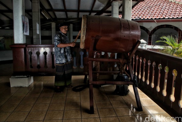 Semula, masjid ini dinamakan Masjid Agung Aulia. Barulah pada 1975 diubah menjadi Masjid Al Alam Marunda. Kusnadi menjelaskan, masjid ini juga dijadikan cagar budaya setelah Dinas Kepurbakalaan melakukan penelitian. Foto: Pradita Utama/detikcom
