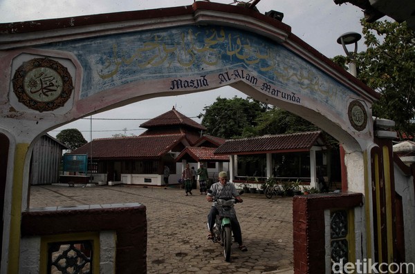 Dilihat dari bentuk bangunannya memang berbeda dengan masjid-masjid pada umumnya. detikTravel sempat menyambangi masjid ini dan berbincang bersama pengurus masjid, Kusnadi. Foto: Pradita Utama/detikcom Dilihat dari bentuk bangunannya memang berbeda dengan masjid-masjid pada umumnya. detikTravel sempat menyambangi masjid ini dan berbincang bersama pengurus masjid, Kusnadi. Foto: Pradita Utama/detikcom