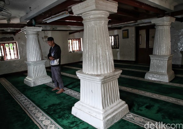 Ketiga ornamen jendela dan pintu berhubungan dengan Betawi. Dan yang keempat, bangsa Eropa yang menunjukkan kekuatannya terlihat dari tiang berbentuk bidang catur, kata Kusnadi. Foto: Pradita Utama/detikcom Ketiga ornamen jendela dan pintu berhubungan dengan Betawi. Dan yang keempat, bangsa Eropa yang menunjukkan kekuatannya terlihat dari tiang berbentuk bidang catur, kata Kusnadi. Foto: Pradita Utama/detikcom