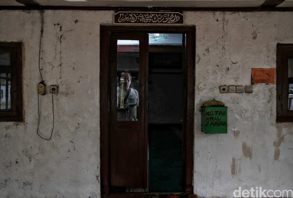 Namun versi lain mengatakan, masjid tersebut dibangun oleh pasukan Fatahillah sebelum menyerang Sunda Kelapa pada tahun 1527. Masjid ini kabarnya juga dibangun pasukan Mataram pada abad ke-17. Foto: Pradita Utama/detikcom