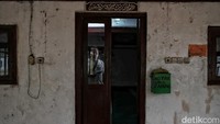 Namun versi lain mengatakan, masjid tersebut dibangun oleh pasukan Fatahillah sebelum menyerang Sunda Kelapa pada tahun 1527. Masjid ini kabarnya juga dibangun pasukan Mataram pada abad ke-17. Foto: Pradita Utama/detikcom
