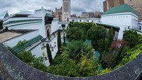 Masjid Agung Paris ini merupakan masjid terbesar di Prancis. Masjid ini juga menjadi yang terbesar kedua di Eropa. (Joel Saget/AFP/Getty Images)