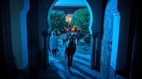 Bangunan dengan ornamen kaligrafi cantik berwarna biru di sejumlah sudut ini, juga punya taman Morrish cantik yang manjakan mata. (Kiran Ridley/Getty Images)