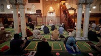 Desain interior Masjid Agung Paris terinspirasi dari Masjid Alhambra di Granada, Spanyol. Detail bangunannya sarat akan gaya arsitektur bernuansa Maroko yang khas dengan mosaik, ukiran kayu, dan besi tempa. (Kiran Ridley/Getty Images)