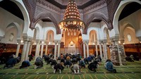 Di dalam ruang salat terhampar karpet indah pemberian raja Iran, Syah Reza Pahlevi. (Kiran Ridley/Getty Images)