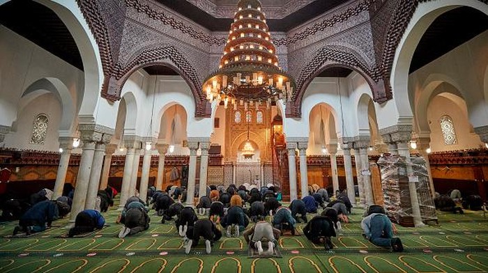 PARIS, FRANCE - OCTOBER 30: Friday prayers at the Grand Mosque in Paris on October 30, 2020 in Paris, France. After prayers there was a reading of a poem ‘For the Republique’ as a homily to French Muslims in support of the laws of the French Republique. The prayers took place under increased security as President Macron announced the number of soldiers patrolling the streets and guarding places of worship and schools would rise from 3,000 to 7,000.  (Photo by Kiran Ridley/Getty Images)