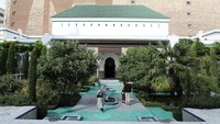 Masjid ini berdiri sebagai tanda terima kasih Prancis kepada komunitas muslim yang telah ikut serta mempertahankan negeri asal croissant ini dari serangan musuh. (Ludovic Marini/AFP/Getty Images)