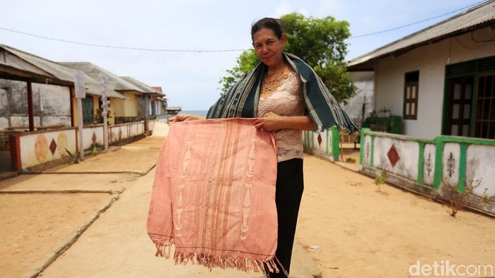 Melihat Pembuatan Kain Tenun Tanimar di Desa Kandar Nyaris semua perempuan warga Kecamatan Selaru, Kepulauan Tanimbar, Maluku, ahli dalam menenun. Salah satu desa yang menjadi sentra perajin tenun ikat adalah Desa Kandar. Yuk lihat proses pembuatannya.