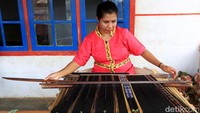 Proses pembuatan tenun diawali dengan gulung benang cacing, setelah itu dirangkai sedemikian rupa menjadi motif yang diinginkan. Setelah itu dicelupkan dengan wantex pewarna. Setelah mendapatkan warna dicuci bersih dan dijemur benangnya. Setelah kering, buka motif yang dibuat kemudian ditata dengan baik untuk ditenun dengan alat traditional secara hati-hati agar hasilnya baik.