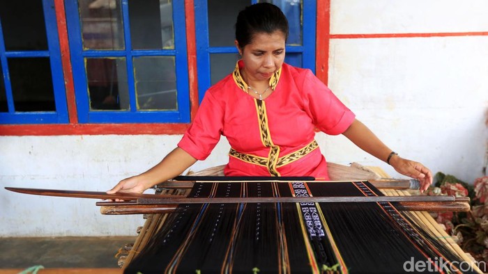 Nyaris semua perempuan warga Kecamatan Selaru, Kabupaten Kepulauan Tanimbar, ahli dalam menenun. Keahlian menenun warga Selaru diturunkan secara turun temurun dari nenek moyang.