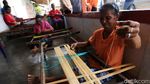 Melihat Pembuatan Kain Tenun Tanimar di Desa Kandar
