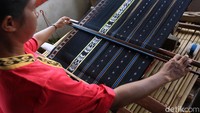 Seorang warga tampak sibuk menyelesaikan pembuatan kain tenun. Pada umumnya kain tenun bagi masyarakat Tanimbar dianggap sebagai barang yang cukup berharga.
