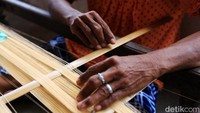 Menurut warga, menenun merupakan pekerjaan yang menyenangkan. Sebab, pekerjaan itu tidak menyita waktu, mereka tetap bisa mengurus rumah tangga dan melakukan pekerjaan lain.