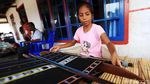 Melihat Pembuatan Kain Tenun Tanimar di Desa Kandar