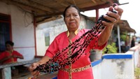 Proses pembuatan tenun Tanimbar diawali dengan Gulung benang cacing setelah itu dirangkai sedemikian rupa menjadi motif yang diinginkan.