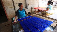 Warga sedang menenun di Desa Kandar, Kecamatan Selaru, Kabupaten Kepulauan Tanimbar, Maluku.