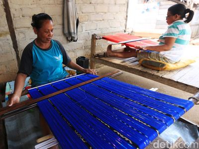 Melihat Pembuatan Kain Tenun Tanimar di Desa Kandar