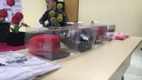 Merchandise Rider MotoGP 2022 yang dilelang di Sirkuit Mandalika.